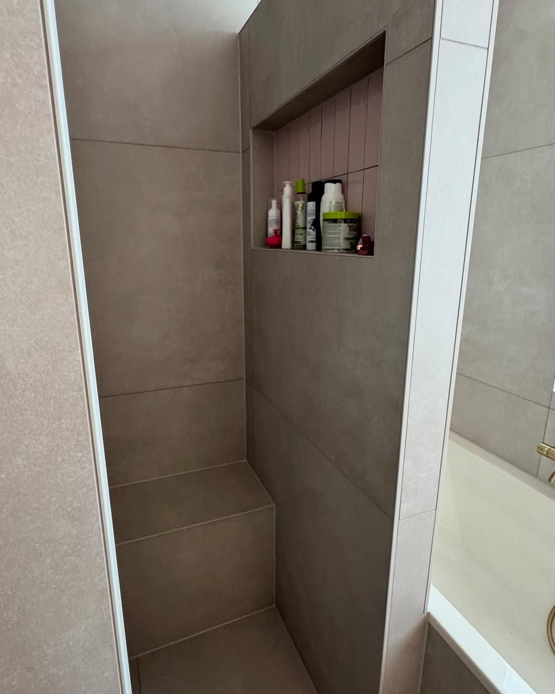 Badkamer Renovatie met Roze Tegels Utrecht afbeelding 3