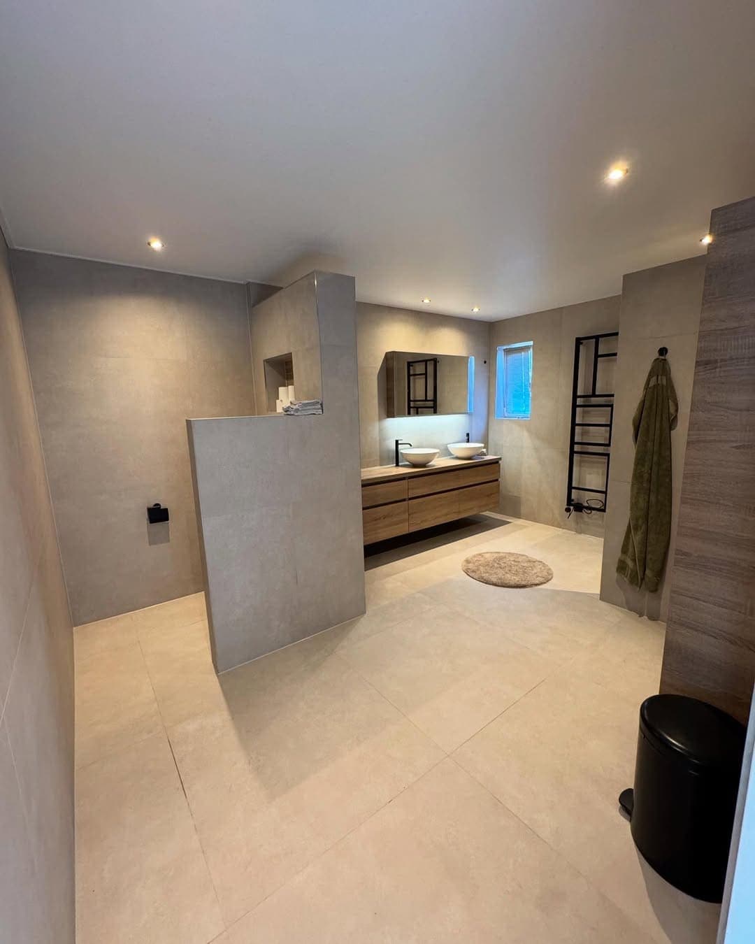 Grote Badkamer met Houtaccenten Rotterdam