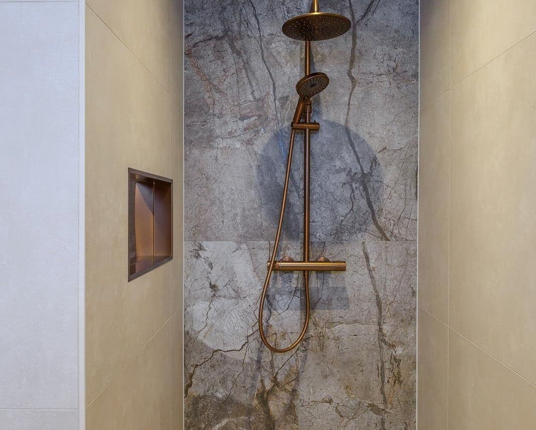 Luxe Badkamer met Koper Accenten Hilversum afbeelding 5