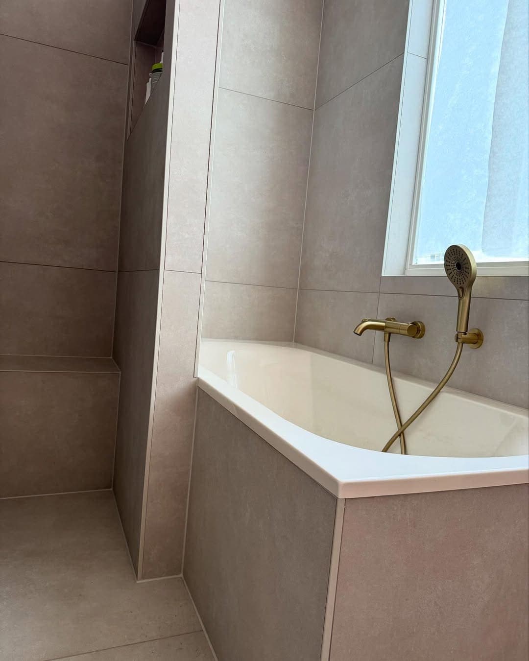 Badkamer Renovatie met Roze Tegels Utrecht afbeelding 5