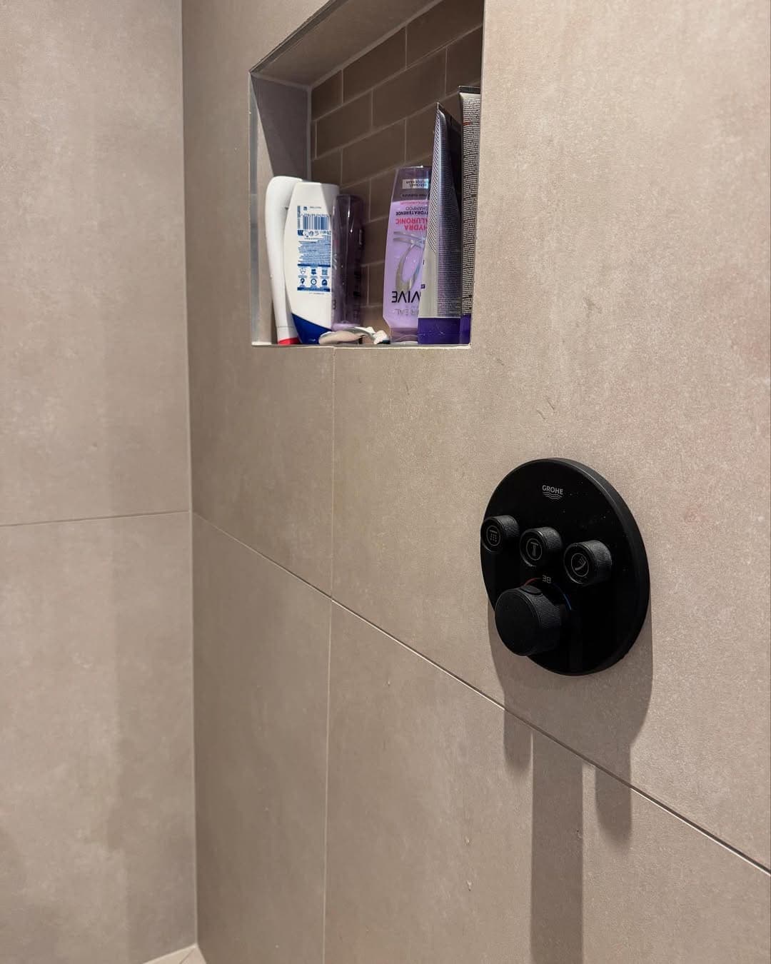 Grote Badkamer met Houtaccenten Rotterdam afbeelding 5