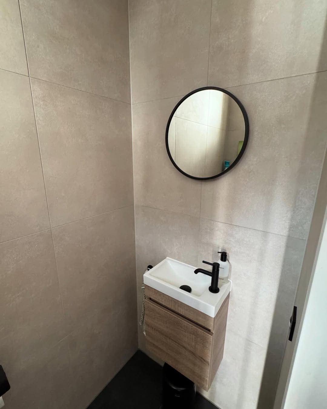 Grote Badkamer met Houtaccenten Rotterdam afbeelding 6