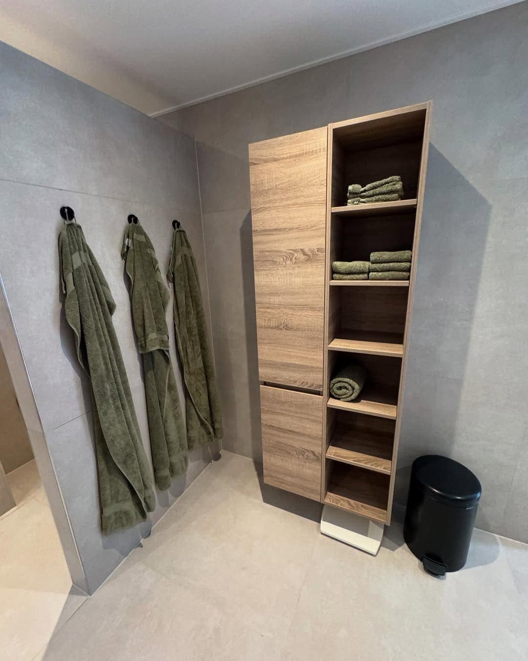 Grote Badkamer met Houtaccenten Rotterdam afbeelding 8